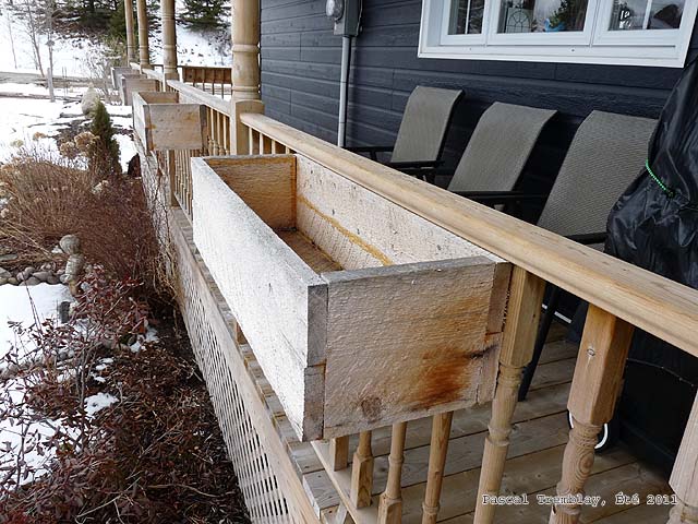 Installation d'une balconnire sur le garde-corps - Installer balconnire balcon - Fabrication d'une jardinire en bois