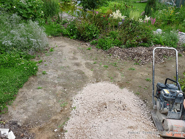 Construire une allée pas cher au jardin - Faites-le vous-même - Allée en criblure de pierre