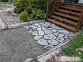 Poser des pierres en granite pour créer une allée de jardin